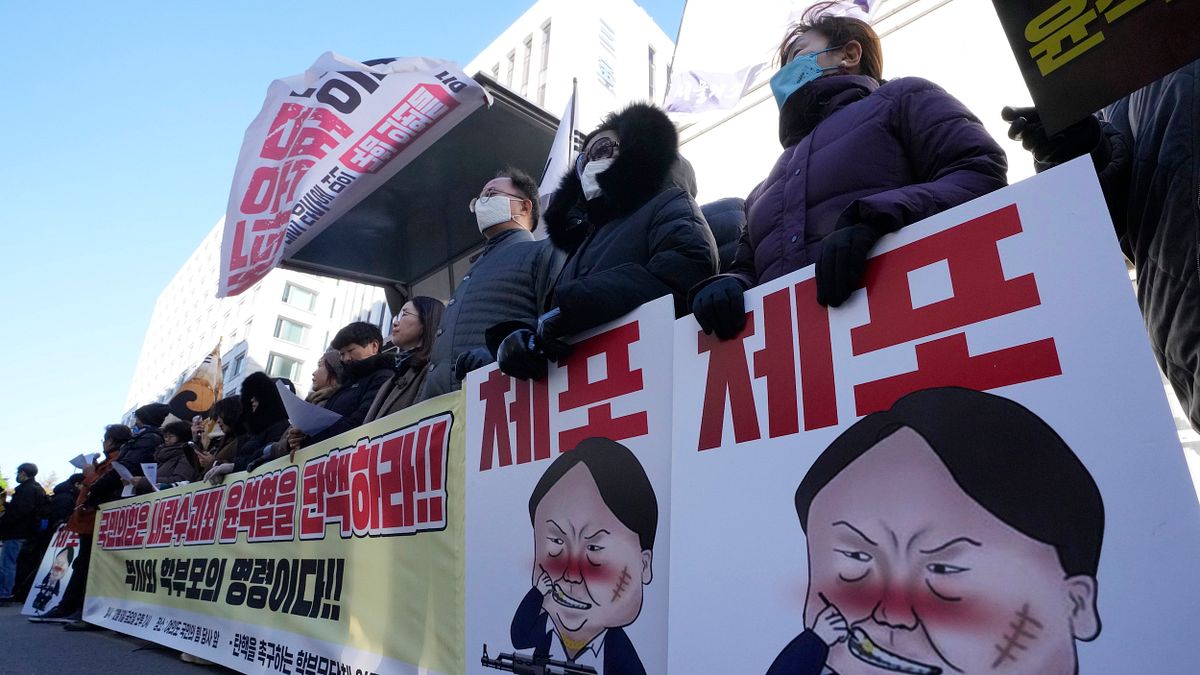 尹錫悅の戒厳令後、米国と韓国の各種協議・米日韓同盟は窮地に陥っている。写真はソウルで行われた反尹錫悅デモ、横断幕には「尹錫悅を弾劾せよ」と書かれている。(AP通信) 尹錫悅の戒厳令後、米国と韓国の各種協議・米日韓同盟は窮地に陥っている。写真はソウルで行われた反尹錫悅デモ、横断幕には「尹錫悅を弾劾せよ」と書かれている。(AP通信)