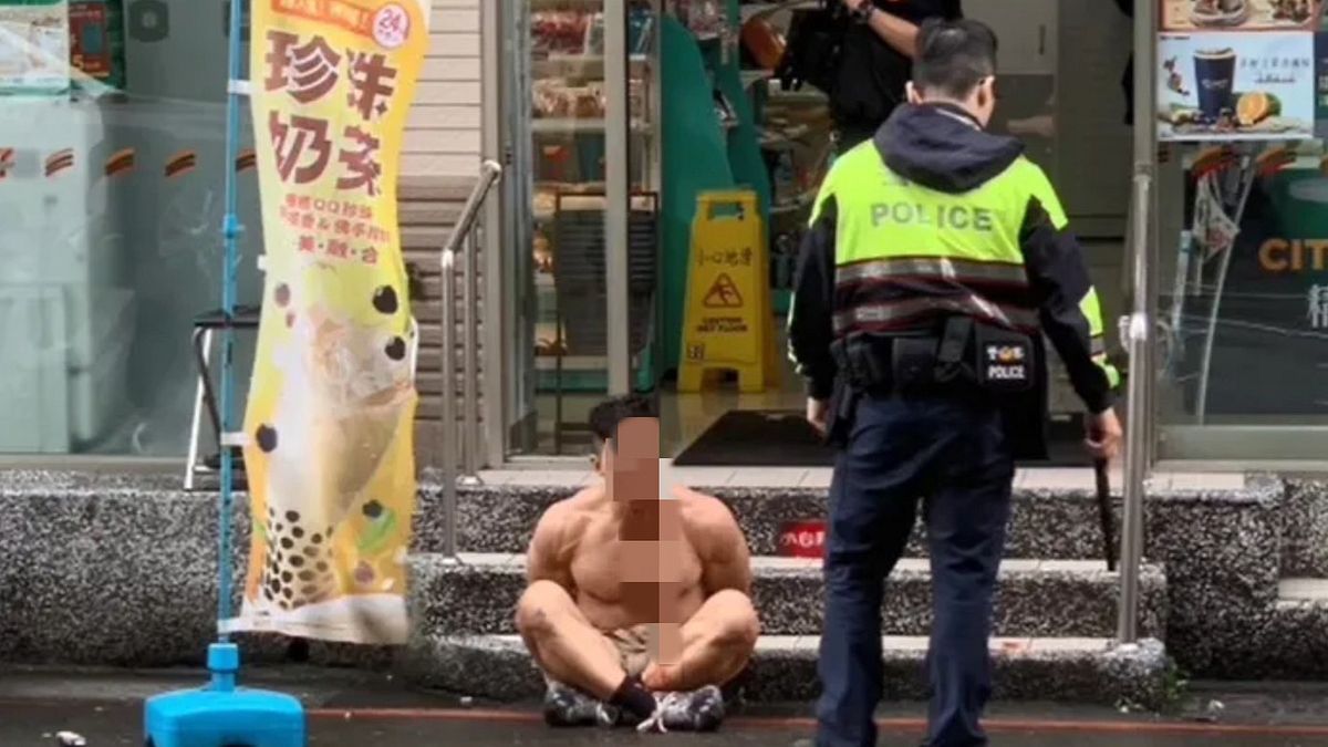 朱男遭警方持警棍抽打12下,當場頭破血流。(圖/翻攝自爆廢公社二館) 朱男遭警方持警棍抽打12下,當場頭破血流。(圖/翻攝自爆廢公社二館)