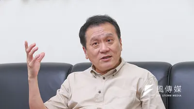 中研院院士朱敬一接受《風傳媒》專訪時剖析,美國在全球建構三堵牆,包括軍事、關稅和科技牆,未來是民主與極權對峙的雙軌世界。(顏麟宇攝)