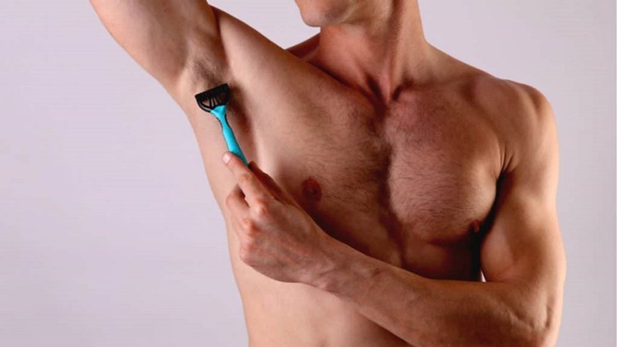 多數女性並不喜歡長有豐厚毛髮的腋窩,因為她們覺得很噁心。不過不用全部剃掉,只要稍微留下幾公分,汗水就會變少,體味也會變輕。(圖/Hello醫師) 多數女性並不喜歡長有豐厚毛髮的腋窩,因為她們覺得很噁心。不過不用全部剃掉,只要稍微留下幾公分,汗水就會變少,體味也會變輕。(圖/Hello醫師)