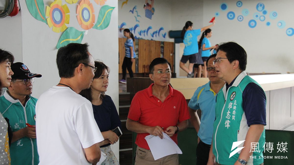 立委邱志偉(右)到路竹國小現勘後,協助爭取經費改善活動中心浴廁。(圖/徐炳文攝) 立委邱志偉(右)到路竹國小現勘後,協助爭取經費改善活動中心浴廁。(圖/徐炳文攝)