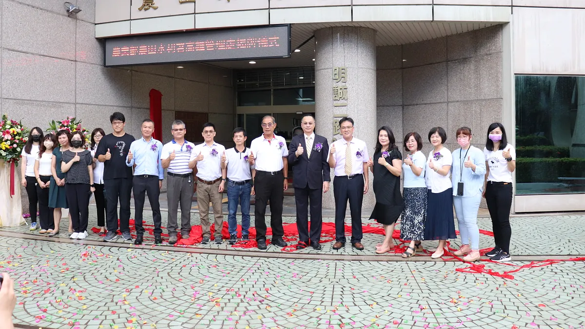 高雄管理處由處長呂文豪率領該處一級主管,舉行高雄管理處辦理揭牌儀式。(圖/農田水利署高雄管理處提供)