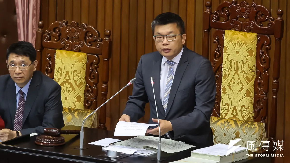 副院長蔡其昌頻頻親上火線,面對國民黨團「自己提案自己反」的杯葛戰術,蔡其昌也屢次在主席台上挖苦藍委們。(資料照,顏麟宇攝)