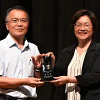 彰化縣參賽團隊在「中小學科學展覽會」中,獲「10 件以上縣市團體第一名」,王惠美縣長在擴大主管會報中頒獎表揚。(圖/彰化縣政府) 彰化縣參賽團隊在「中小學科學展覽會」中,獲「10 件以上縣市團體第一名」,王惠美縣長在擴大主管會報中頒獎表揚。(圖/彰化縣政府)