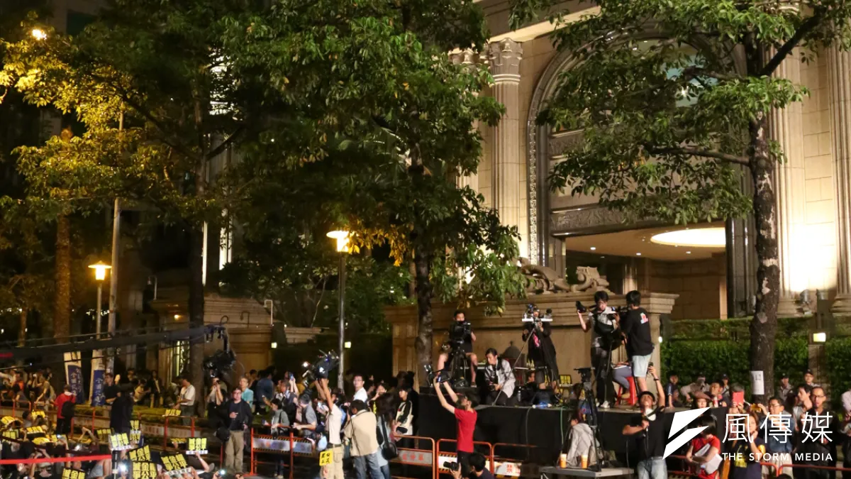 巢運儘快把房地合一稅方案送進立法院。圖為去年抗議高房價,巢運發起的「夜宿帝寶活動」。(資料照片,余志偉攝)