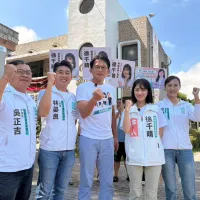 民眾黨主席黃國昌(左三)18日陪同黨籍桃園市議員參選人徐千晴、林晏良、周曉芸、吳正吉掃街。(取自黃國昌臉書) 民眾黨主席黃國昌(左三)18日陪同黨籍桃園市議員參選人徐千晴、林晏良、周曉芸、吳正吉掃街。(取自黃國昌臉書)