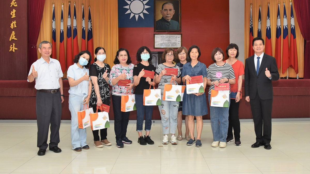 高市警局長林炎田特於勞動節前夕向局內44位勞工同仁逐一致意並親送祝賀禮。(圖/高市警提供) 高市警局長林炎田特於勞動節前夕向局內44位勞工同仁逐一致意並親送祝賀禮。(圖/高市警提供)