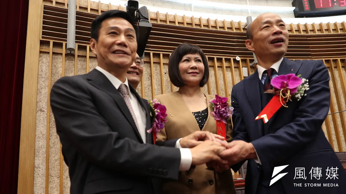 國民黨總統初選開跑,高雄市副議長陸淑美(中)表態支持前鴻海董事長郭台銘。對此,高雄市長韓國瑜(右)透過新聞局發表聲明,表示尊重同志於初選各有支持的參選人。(資料照,徐炳文攝)