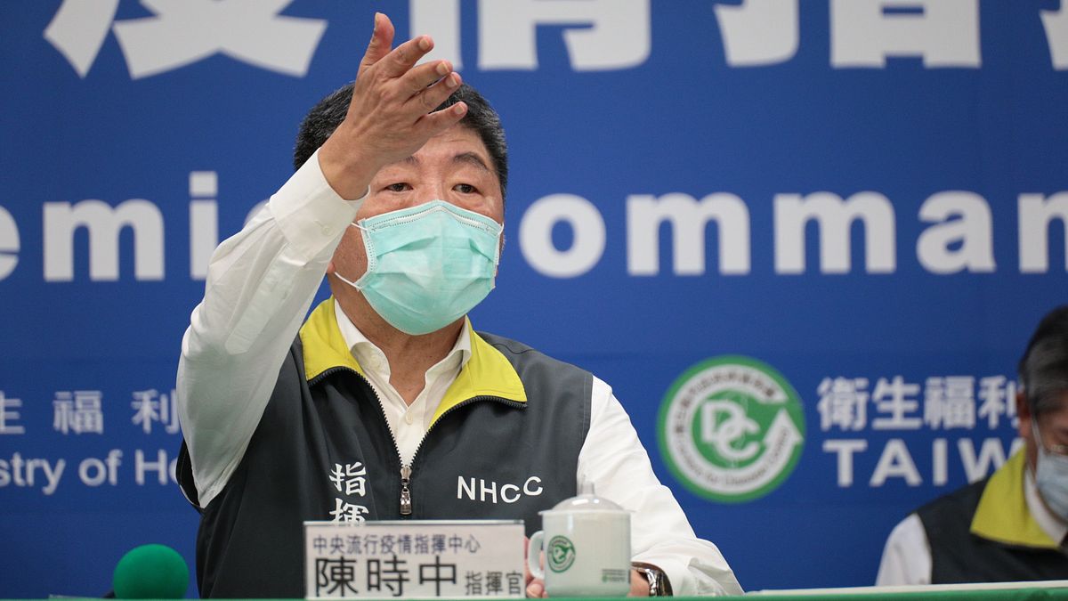 中央流行疫情指揮中心指揮官陳時中(見圖)認為,加強境外管制的效果可能會拉出一條「謊言鍊」,讓更多感染個案入社區。(資料照,中央流行疫情指揮中心提供) 中央流行疫情指揮中心指揮官陳時中(見圖)認為,加強境外管制的效果可能會拉出一條「謊言鍊」,讓更多感染個案入社區。(資料照,中央流行疫情指揮中心提供)