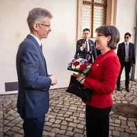 蕭美琴氏(右)は昨年3月18日にプラハに到着し、3日間のチェコ訪問中に上院議長のミロシュ・ビストルチル氏(左)と会談した。当時、蕭氏の車列が中国大使館職員による「妨害行為」を受けたと報じられた。(チェコ上院ウェブサイトより) 蕭美琴氏(右)は昨年3月18日にプラハに到着し、3日間のチェコ訪問中に上院議長のミロシュ・ビストルチル氏(左)と会談した。当時、蕭氏の車列が中国大使館職員による「妨害行為」を受けたと報じられた。(チェコ上院ウェブサイトより)