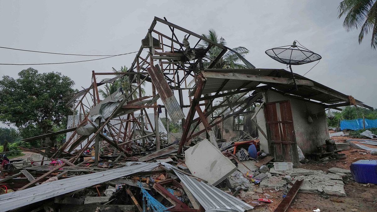 柬埔寨則向外界呈現另一個版本。柬埔寨國防部發言人瑪麗淑潔達上將表示,自「8日清晨5時4分起」,泰軍就已在多個邊境位置攻擊柬方陣地,甚至「多次動用坦克開火」,柬埔寨在聲明中強調,這次事件並非偶發,而是泰國在連日「挑釁行動」後的延伸。 (圖為今年7月泰柬交戰衝突現場,美聯社) 柬埔寨則向外界呈現另一個版本。柬埔寨國防部發言人瑪麗淑潔達上將表示,自「8日清晨5時4分起」,泰軍就已在多個邊境位置攻擊柬方陣地,甚至「多次動用坦克開火」,柬埔寨在聲明中強調,這次事件並非偶發,而是泰國在連日「挑釁行動」後的延伸。 (圖為今年7月泰柬交戰衝突現場,美聯社)