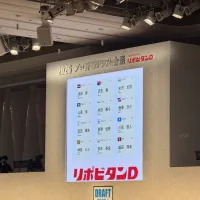 2026年プロ野球ドラフト会議の1巡目で、青山学院大の渡部海は楽天、鈴木泰成はソフトバンクが抽選の末に交渉権を獲得した。壇上インタビューでは、楽天の石井一久氏とソフトバンクの城島健司氏がユーモアを交えたやり取りを見せ、会場を沸かせた。(黄信維撮影) 2026年プロ野球ドラフト会議の1巡目で、青山学院大の渡部海は楽天、鈴木泰成はソフトバンクが抽選の末に交渉権を獲得した。壇上インタビューでは、楽天の石井一久氏とソフトバンクの城島健司氏がユーモアを交えたやり取りを見せ、会場を沸かせた。(黄信維撮影)