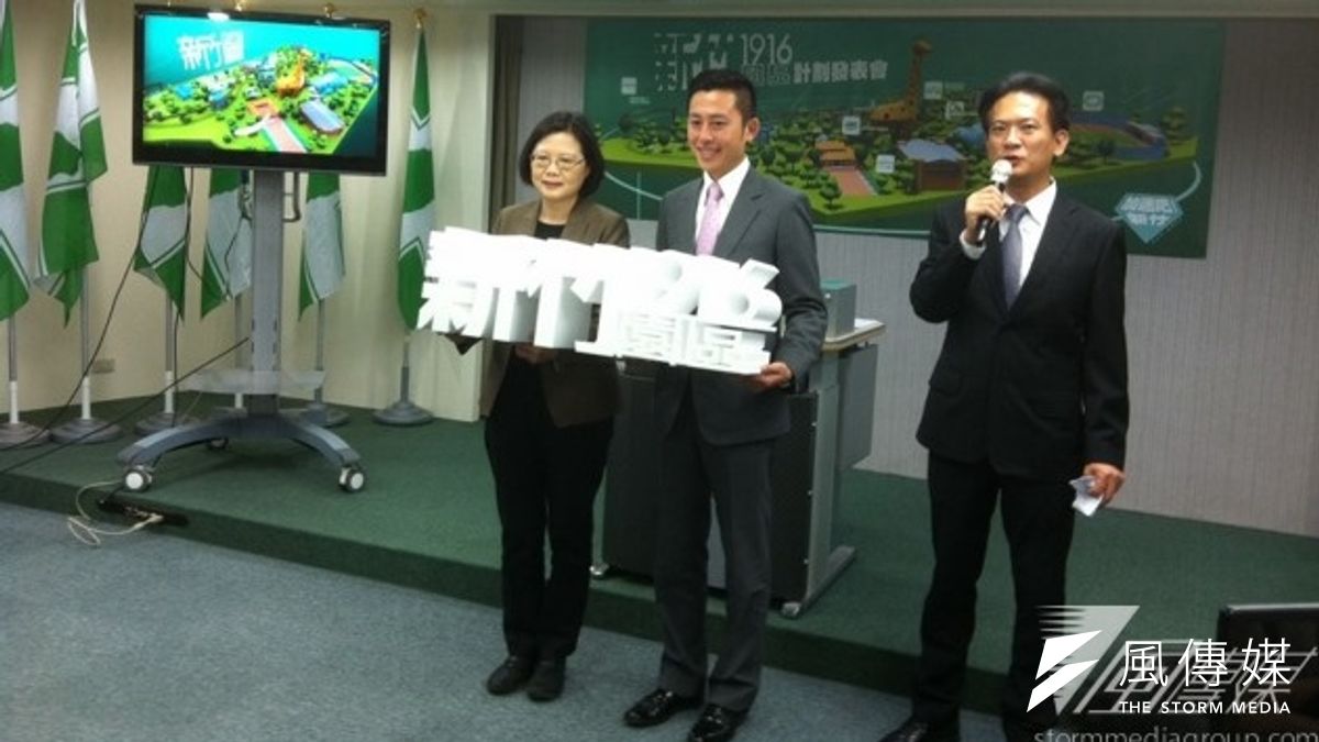 新竹市長參選人林智堅(中)8日前往民進黨中央,與民進黨主席蔡英文(左)共同發表「新竹1916園區計劃」。(顏振凱攝) 新竹市長參選人林智堅(中)8日前往民進黨中央,與民進黨主席蔡英文(左)共同發表「新竹1916園區計劃」。(顏振凱攝)
