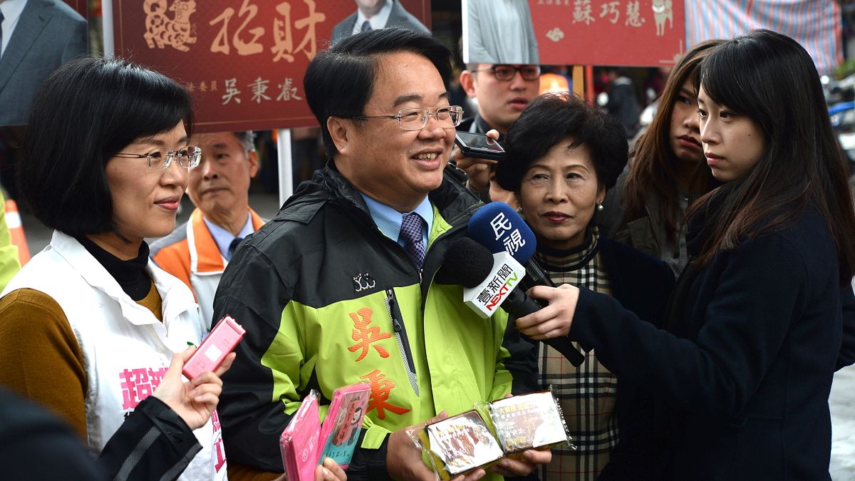 綠委蘇巧慧與吳秉叡今上午赴樹林濟安宮與保安市場,發放新春小物。(蘇巧慧辦公室) 綠委蘇巧慧與吳秉叡今上午赴樹林濟安宮與保安市場,發放新春小物。(蘇巧慧辦公室)