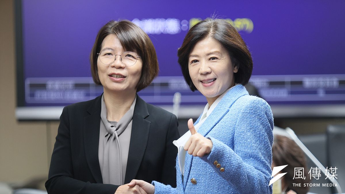 立法院委員會29日舉行召委選舉,立委 王育敏(右)、 黃秀芳(左)當選衛環委員會召委。(柯承惠攝) 立法院委員會29日舉行召委選舉,立委 王育敏(右)、 黃秀芳(左)當選衛環委員會召委。(柯承惠攝)