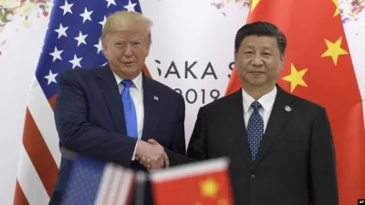 2019年6月29日,美國總統川普與中國國家主席習近平在大阪召開的G20峰會上握手。(美聯社)