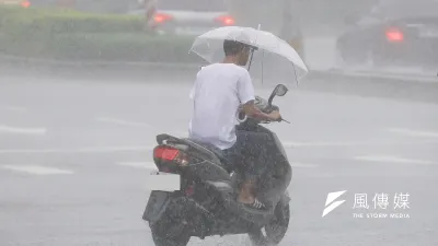 氣象專家吳德榮表示,近期陸續形成多個颱風,包括位於關島、菲律賓間的熱帶低壓,有機會增強為颱風利奇馬;另外一個熱帶低壓在關島、菲律賓之間,即將發展成輕度颱風「利奇馬」。示意圖。(資料照,盧逸峰攝)