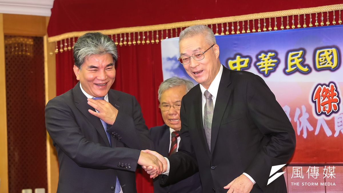 前內政部長李鴻源(左)、前副總統吳敦義(右)17日出席「中華民國消防退休人員協會」第二屆會員大會,兩人互動熱烈。(顏麟宇攝) 前內政部長李鴻源(左)、前副總統吳敦義(右)17日出席「中華民國消防退休人員協會」第二屆會員大會,兩人互動熱烈。(顏麟宇攝)