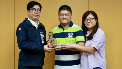 市長陳其邁親自頒獎予孝行楷模,陳建廷及詹慧琳夫妻,同時獲得全國孝行獎。(圖/高雄市民政局提供)