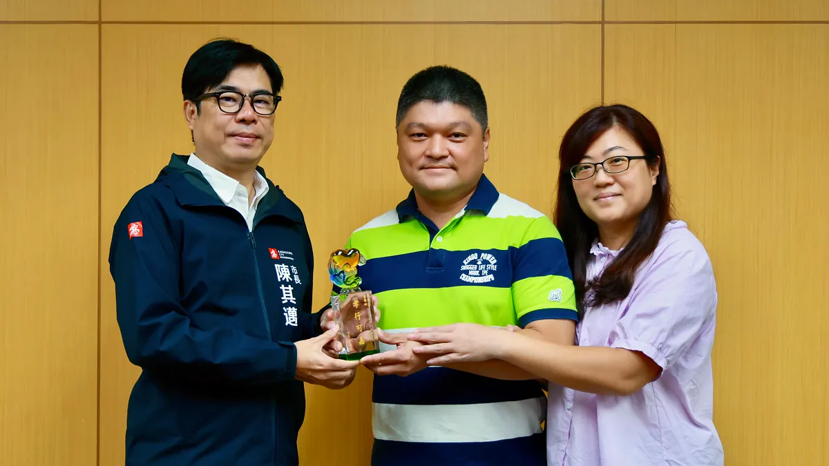 市長陳其邁親自頒獎予孝行楷模,陳建廷及詹慧琳夫妻,同時獲得全國孝行獎。(圖/高雄市民政局提供)
