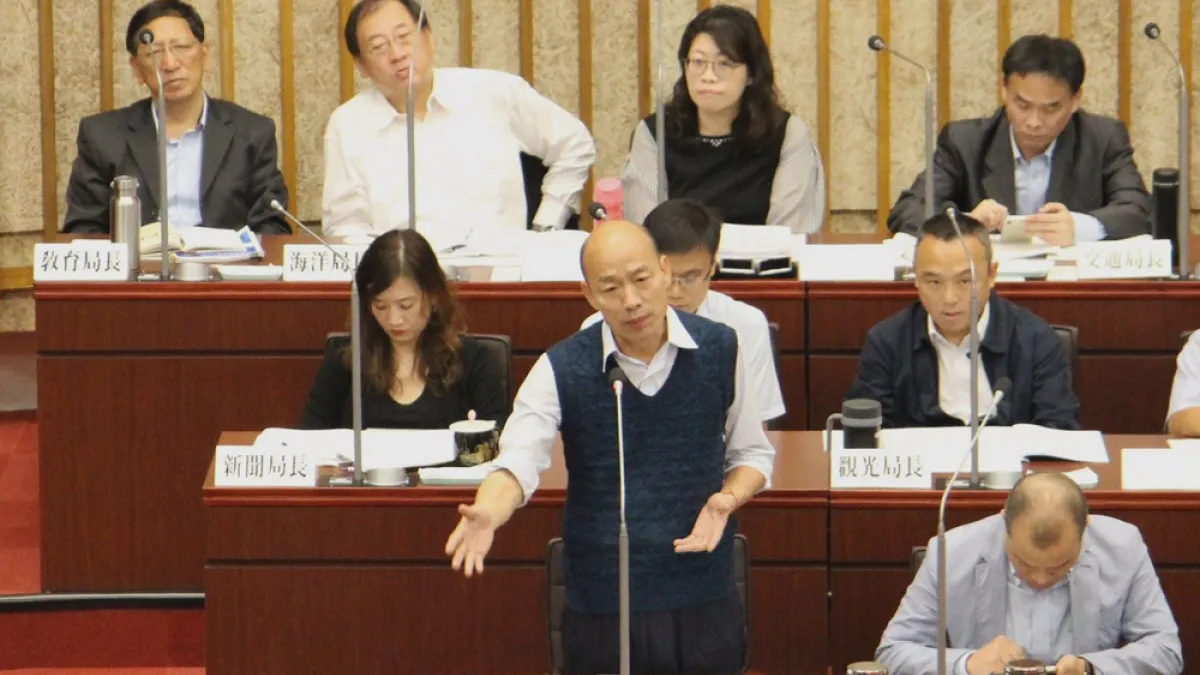 高雄市長韓國瑜(前左)今在議會被議員質詢橋頭科學園區議題時,一度稱「我為什要像小學生一樣站在那裡」。(資料照,高雄市政府提供)