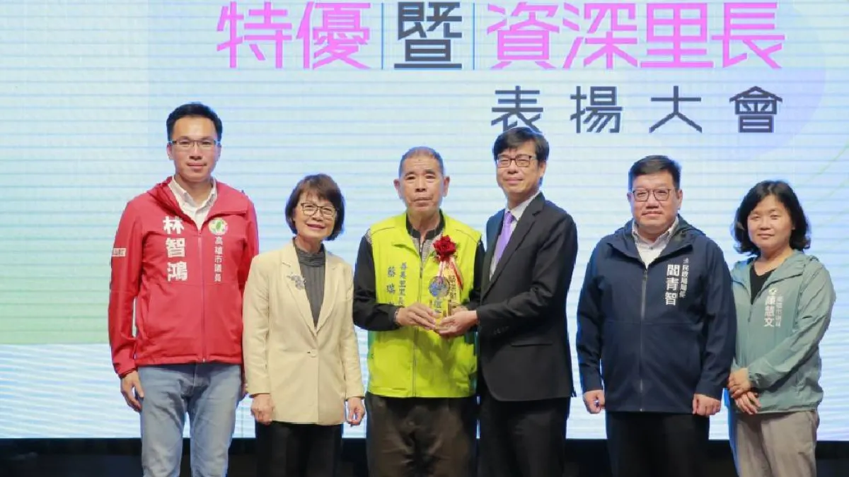 現場由陳其邁市長以及民政局閻青智局長逐一與得獎里長頒獎及合影。(圖/高市府民政局提供)