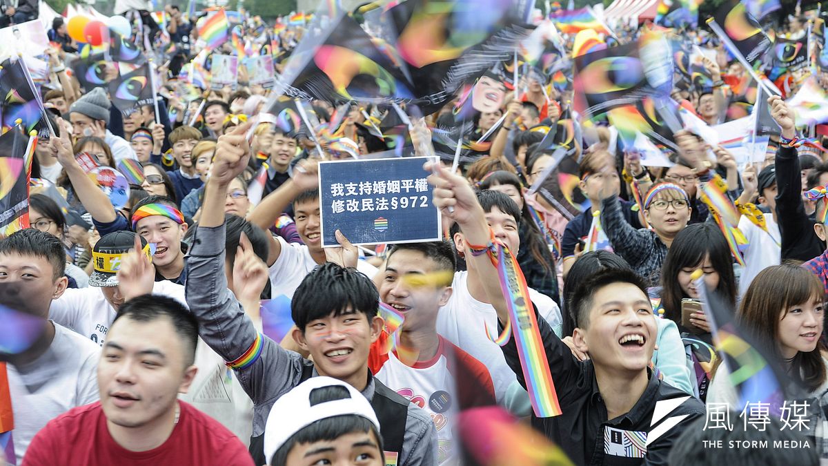 挺同團體今天下午在凱達格蘭大道舉辦「讓生命不再逝去,為婚姻平權站出來」音樂會,挺同志民眾群聚凱道。(甘岱民攝) 挺同團體今天下午在凱達格蘭大道舉辦「讓生命不再逝去,為婚姻平權站出來」音樂會,挺同志民眾群聚凱道。(甘岱民攝)