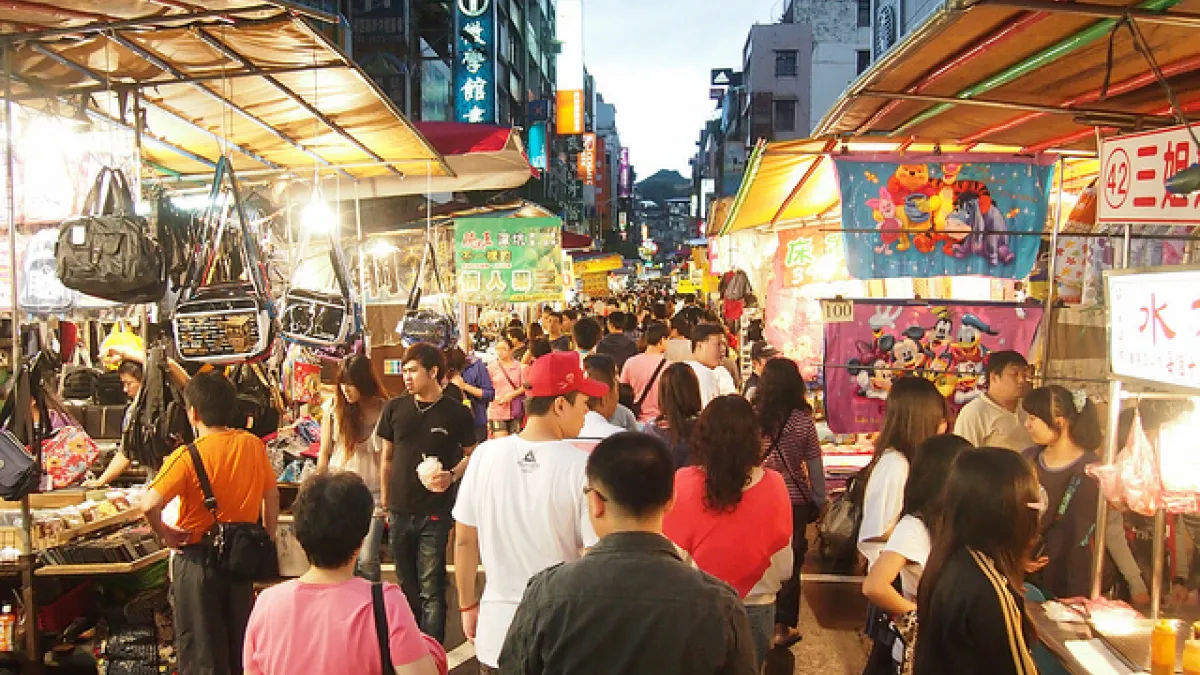 你希望家裡就在夜市隔壁嗎?吵雜、髒亂的環境可影響房價!(圖/shogo4406@flickr)