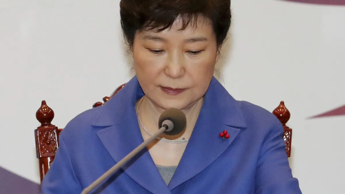 南韓總統朴槿惠遭到彈劾後,在青瓦台召開內閣緊急會議。(美聯社)