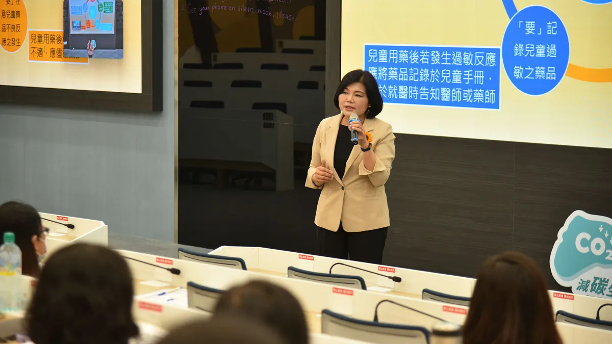 雲林縣府舉辦112年度「幼兒園食藥安全教育研習」,縣長張麗善到場給幼教人員打氣。(圖/雲林縣政府教育處提供)