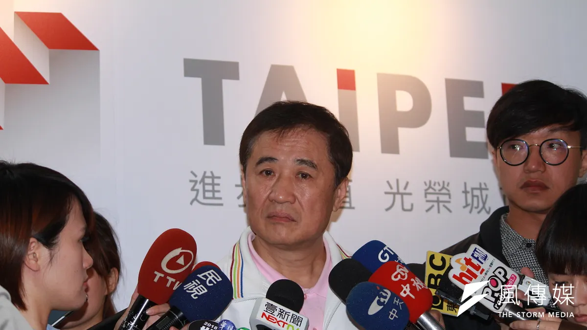 身兼北農董座的北市副市長陳景峻14日召開記者會,表示自己與北農總經理吳音寧沒有不合。(方炳超攝)