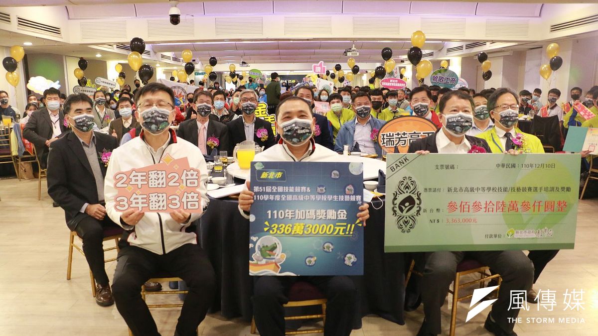 新北市長侯友宜與教育局長張明文及出席活動校長及學生合影。(圖/李梅瑛) 新北市長侯友宜與教育局長張明文及出席活動校長及學生合影。(圖/李梅瑛)