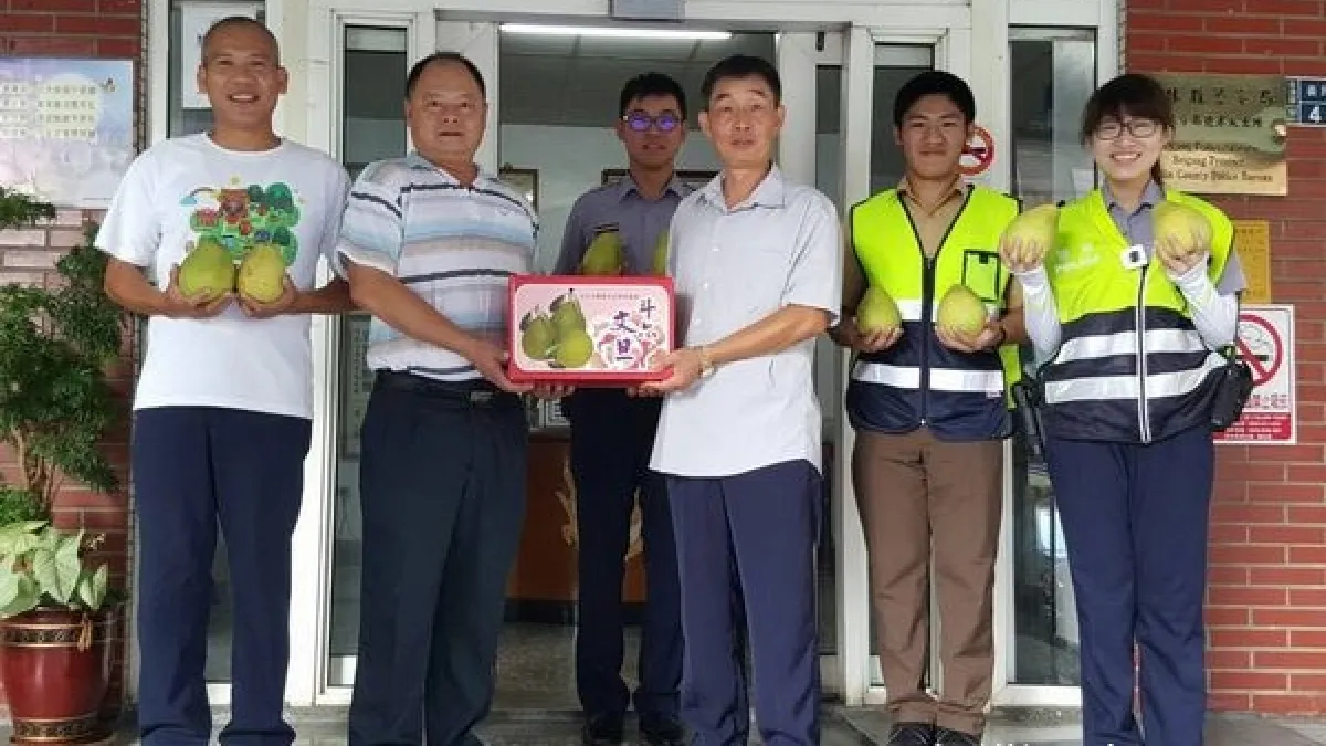 感念基層員警辛勞 北港警友會發送30箱柚子慰勤