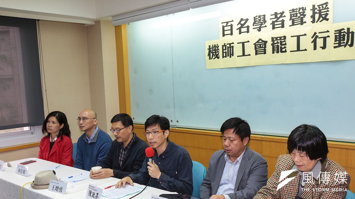 世新大學社發所副教授陳政亮(右三)等學者14日召開「百名學者聲援機師工會罷工行動」記者會,表達對機師們的支持。(顏麟宇攝) 世新大學社發所副教授陳政亮(右三)等學者14日召開「百名學者聲援機師工會罷工行動」記者會,表達對機師們的支持。(顏麟宇攝)