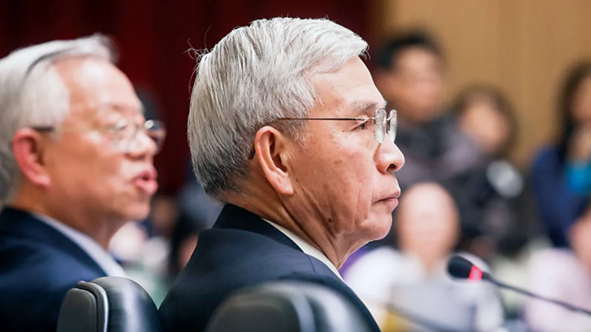 媒體焦點從彭淮南(左)變成楊金龍,他會彭規楊隨,還是走自己的路,外界都在看。(商業周刊陳宗怡攝影)