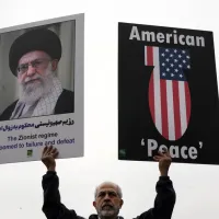 2025年3月28日、イランのテヘランで行われた恒例の反イスラエル行事「クドゥスの日」にて、最高指導者ハメネイ師の反米スローガンとポスターを掲げるデモ参加者。(写真/AP通信提供) 2025年3月28日、イランのテヘランで行われた恒例の反イスラエル行事「クドゥスの日」にて、最高指導者ハメネイ師の反米スローガンとポスターを掲げるデモ参加者。(写真/AP通信提供)