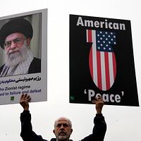 2025年3月28日。イランのテヘランで行われた年次反イスラエル「聖都の日」で、あるデモ参加者が最高指導者ハメネイ氏の反米プラカードとポスターを掲げている。(AP) 2025年3月28日。イランのテヘランで行われた年次反イスラエル「聖都の日」で、あるデモ参加者が最高指導者ハメネイ氏の反米プラカードとポスターを掲げている。(AP)