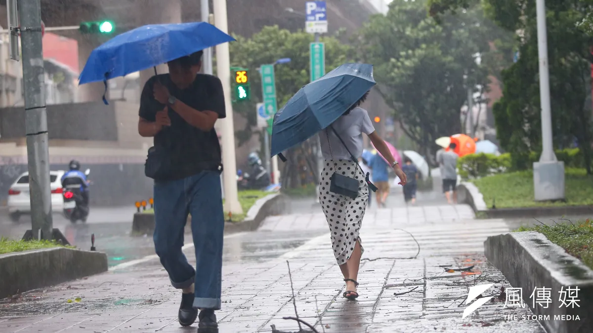 中度颱風利奇馬海上颱風警報10日上午解除,因外圍環流影響,中南部應防大雨或豪雨。(資料照,顏麟宇攝)