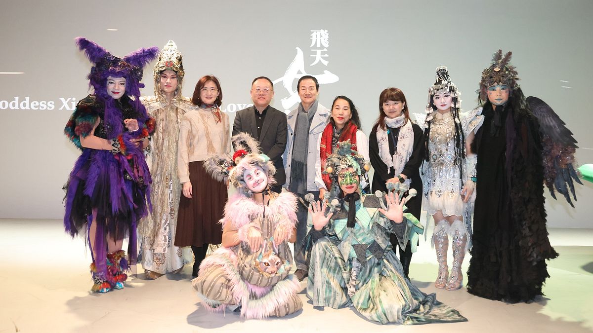 文化部長史哲、次長李靜慧、新北市文化局長張䕒育與當代傳奇劇場創辦人吳興國及《飛天女神》演出成員合影。(圖/文化部提供) 文化部長史哲、次長李靜慧、新北市文化局長張䕒育與當代傳奇劇場創辦人吳興國及《飛天女神》演出成員合影。(圖/文化部提供)