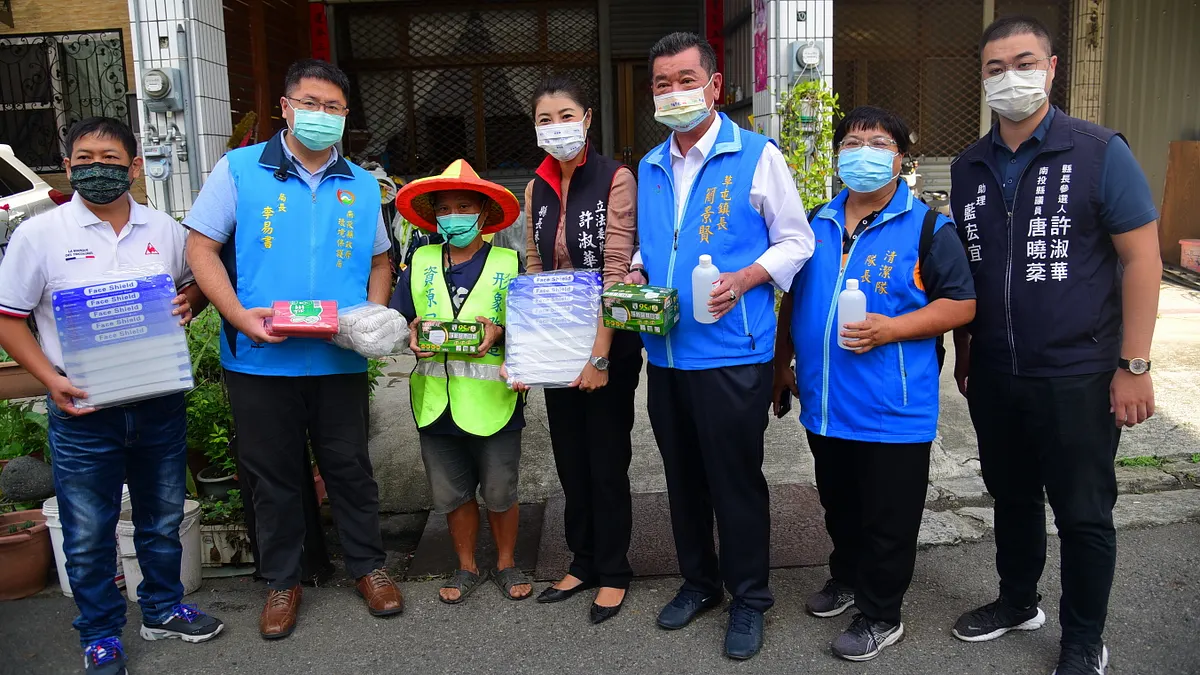 中秋節前夕,南投縣府環保局特結合13鄉鎮市公所跟立委許淑華及縣議員李洲忠等致贈關懷物資給全縣174位資源回收個體戶。(圖/南投縣政府)