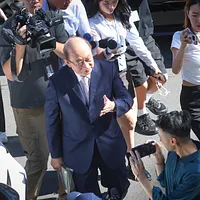 国民党の立法委員王鴻薇氏が痛烈に批判し、この逼迫する過程はまるで「皇帝が聖旨を下した」ようで、老柯に自決を求めたと表現する。羅智強氏は「雪崩の時、無罪の雪の結晶は一つもない」と比喩し、民進党が大規模リコールの失敗を一人にすべて押し付けるのは非常に不公平だと考えている。(写真/顔麟宇撮影) 国民党の立法委員王鴻薇氏が痛烈に批判し、この逼迫する過程はまるで「皇帝が聖旨を下した」ようで、老柯に自決を求めたと表現する。羅智強氏は「雪崩の時、無罪の雪の結晶は一つもない」と比喩し、民進党が大規模リコールの失敗を一人にすべて押し付けるのは非常に不公平だと考えている。(写真/顔麟宇撮影)