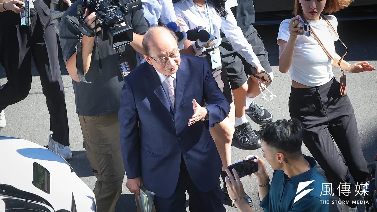 国民党の立法委員王鴻薇氏が痛烈に批判し、この逼迫する過程はまるで「皇帝が聖旨を下した」ようで、老柯に自決を求めたと表現する。羅智強氏は「雪崩の時、無罪の雪の結晶は一つもない」と比喩し、民進党が大規模リコールの失敗を一人にすべて押し付けるのは非常に不公平だと考えている。(写真/顔麟宇撮影)