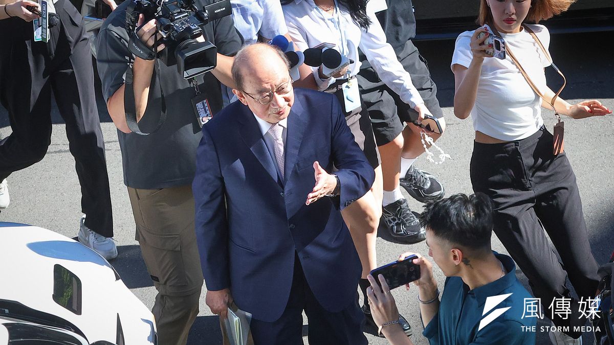 国民党の立法委員王鴻薇氏が痛烈に批判し、この逼迫する過程はまるで「皇帝が聖旨を下した」ようで、老柯に自決を求めたと表現する。羅智強氏は「雪崩の時、無罪の雪の結晶は一つもない」と比喩し、民進党が大規模リコールの失敗を一人にすべて押し付けるのは非常に不公平だと考えている。(写真/顔麟宇撮影) 国民党の立法委員王鴻薇氏が痛烈に批判し、この逼迫する過程はまるで「皇帝が聖旨を下した」ようで、老柯に自決を求めたと表現する。羅智強氏は「雪崩の時、無罪の雪の結晶は一つもない」と比喩し、民進党が大規模リコールの失敗を一人にすべて押し付けるのは非常に不公平だと考えている。(写真/顔麟宇撮影)