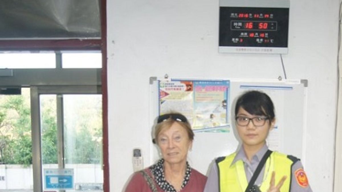 荷蘭旅人墾丁粗心丟行李 正妹警助尋回 荷蘭旅人墾丁粗心丟行李 正妹警助尋回