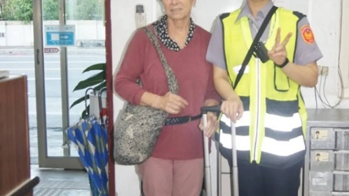荷蘭旅人墾丁粗心丟行李 正妹警助尋回