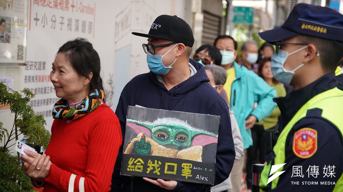 作者表示,近期社會搶購口罩的狀況來說,搶購的情形是事實,每天都會有大排長龍的民眾排隊買口罩,從一開始的超商限購到藥局實名制,就能知道民眾的需求之大,若是不從限購轉變為實名制將無法保障每一個人,然而在這些人當中,全部人都是真的缺口罩嗎?(資料照,盧逸峰攝) 作者表示,近期社會搶購口罩的狀況來說,搶購的情形是事實,每天都會有大排長龍的民眾排隊買口罩,從一開始的超商限購到藥局實名制,就能知道民眾的需求之大,若是不從限購轉變為實名制將無法保障每一個人,然而在這些人當中,全部人都是真的缺口罩嗎?(資料照,盧逸峰攝)