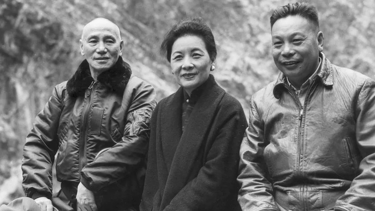 1955年前後,宋美齡與蔣介石、蔣經國父子坐在石牆上。(Getty/Hulton Archive)