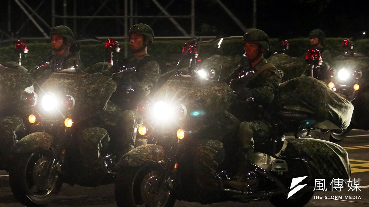 憲兵快反連重機歷年都是國慶要角,這次部分著全副武裝迷彩服的造型亮相,藉以凸顯戰鬥氣息。圖為快速反應作戰版。(蘇仲泓攝) 憲兵快反連重機歷年都是國慶要角,這次部分著全副武裝迷彩服的造型亮相,藉以凸顯戰鬥氣息。圖為快速反應作戰版。(蘇仲泓攝)