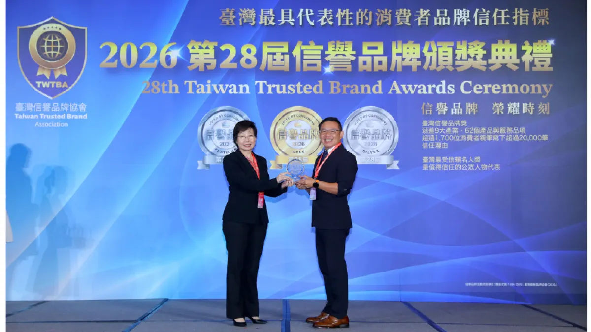 CHIMEI 奇美家電營銷事業部總經理劉原宏出席《信譽品牌》頒獎典禮,代表品牌接受液晶顯示器與DC馬達節能風扇雙金獎肯定。(奇美家電提供)