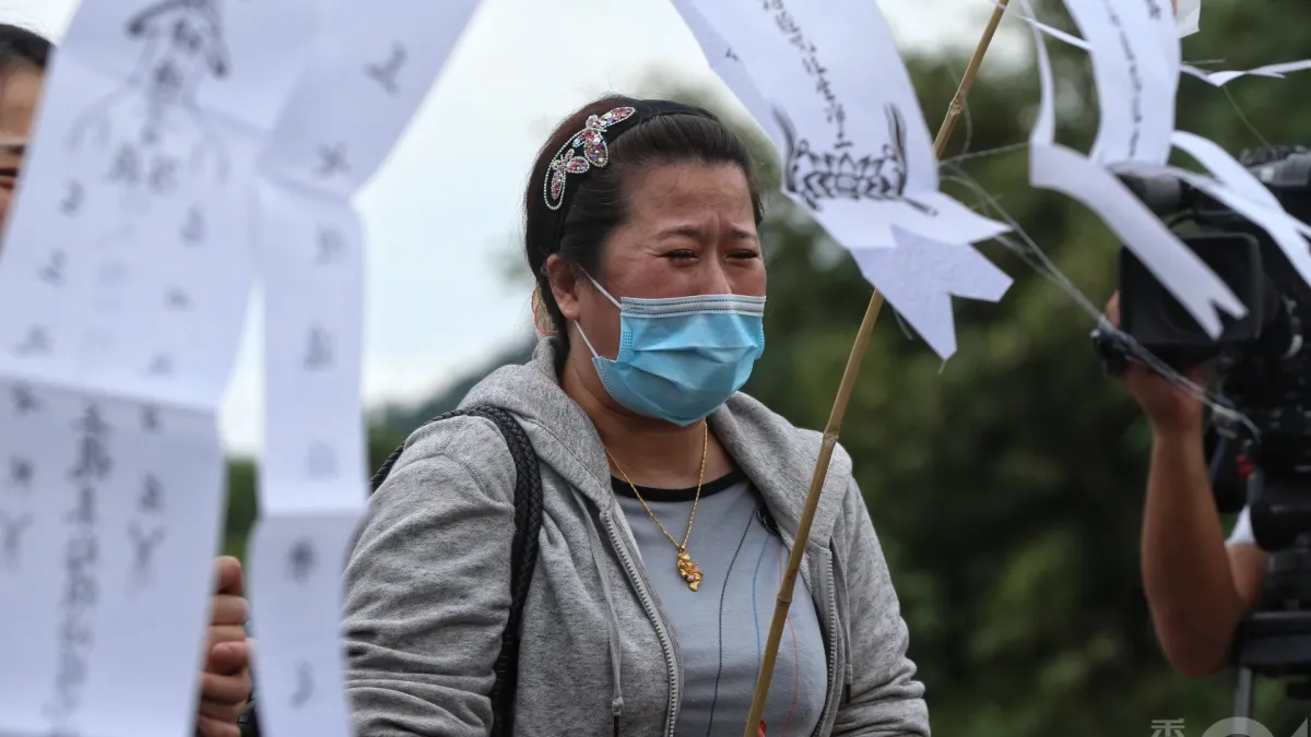 董家大女兒傷心痛苦,她哭訴﹕「整個家族,五個家庭,破碎了。」(圖/羅君豪攝,香港01提供)